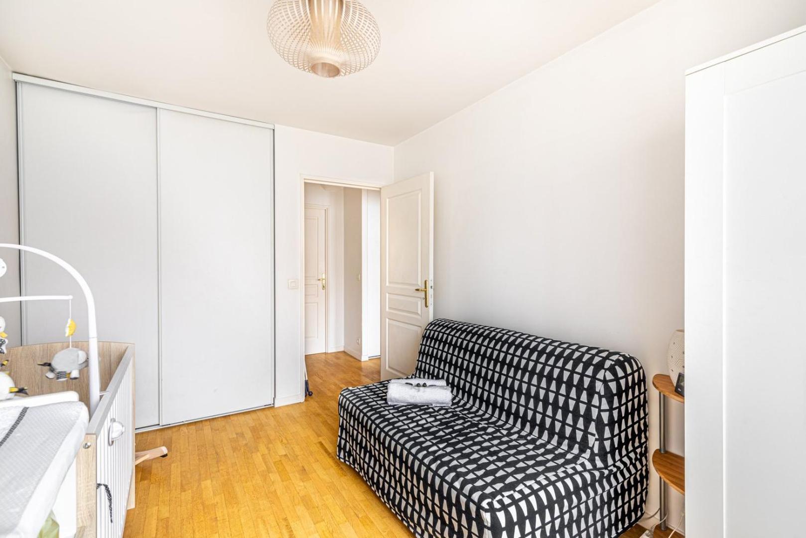 Guestready - Red Letters In Montrouge Apartment Bagian luar foto