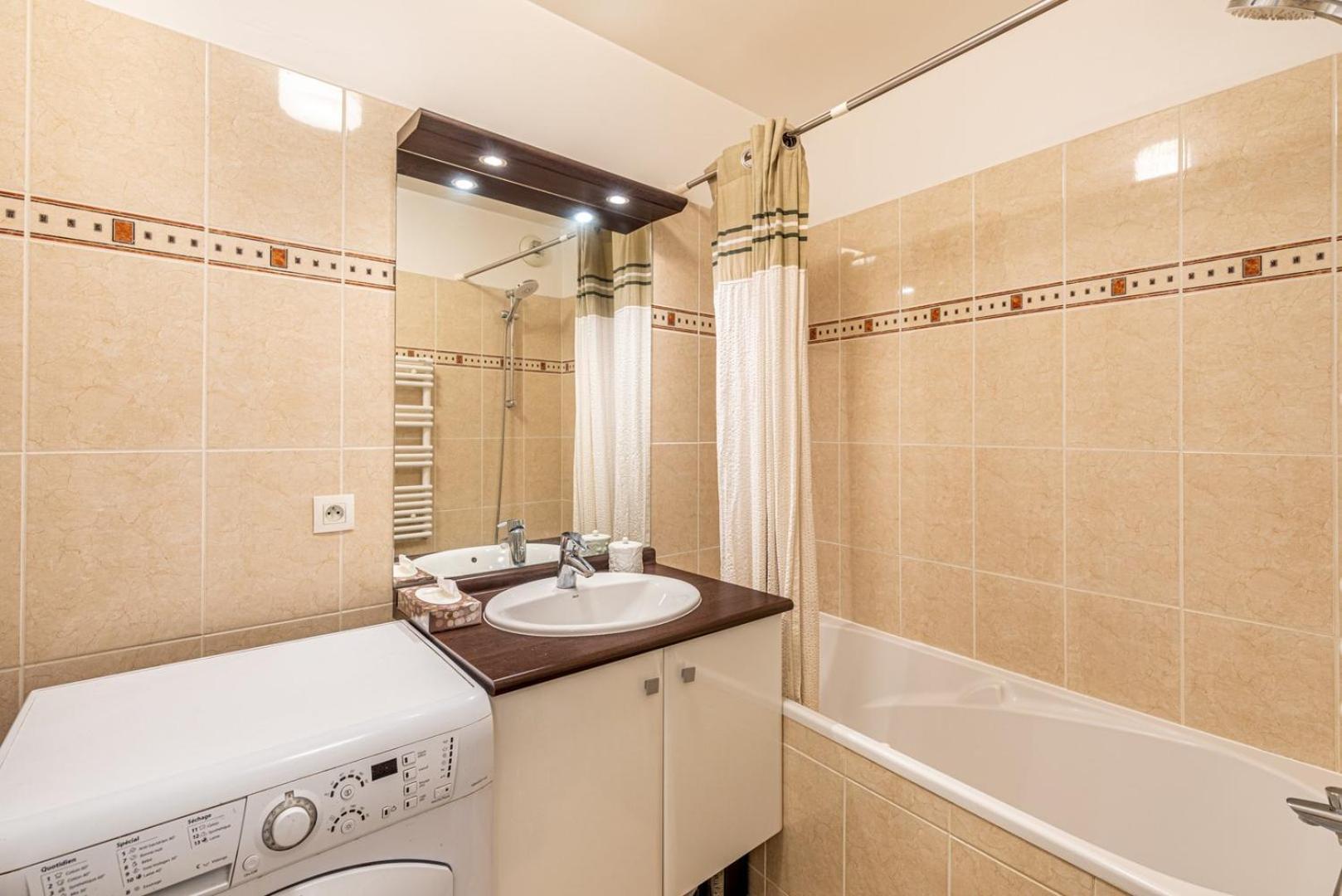 Guestready - Red Letters In Montrouge Apartment Bagian luar foto